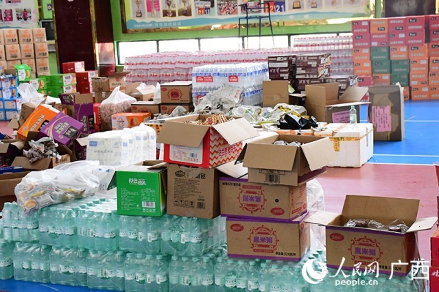 贵港市荷城初级中学运转安置点内，物资充足。人民网 庞惠文摄