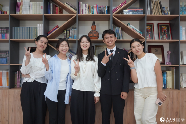 随着中吉两国往来日益密切，越来越多的当地年轻人选择学习中文。人民网记者 褚梦琦摄