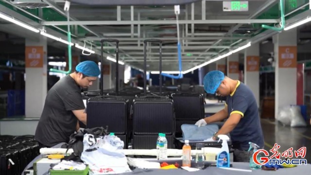 【红星照耀中国】小小箱包大能量!县域轻工闯出智造出海路