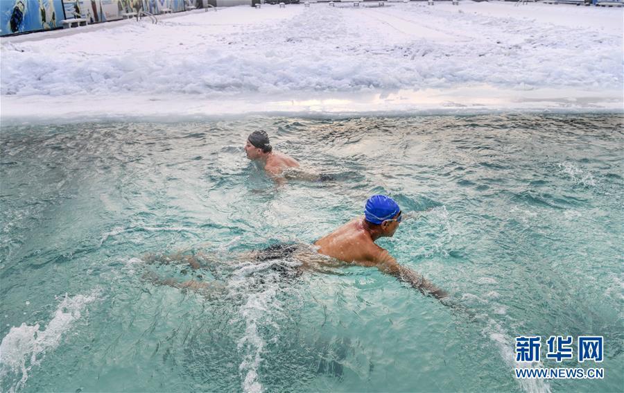 当日,新疆乌鲁木齐户外气温接近零下20摄氏度,许多冬泳爱好者不惧