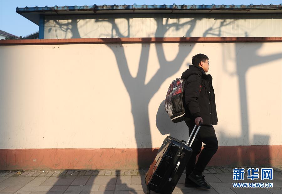 1月24日,杨孟平拖着行李箱离开学校前往上海南站坐火车.