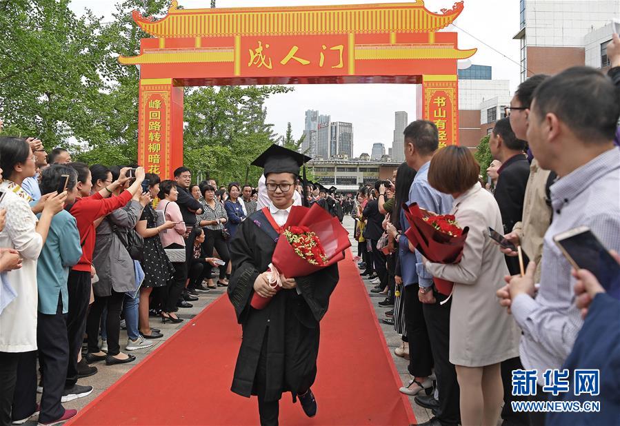 当日,江西省南昌市第二中学举办学生成人礼仪式.