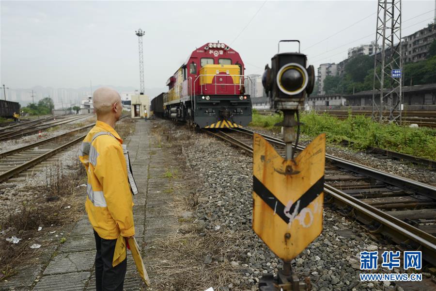 重庆南站编组场内,进行驼峰调车作业的调车机将