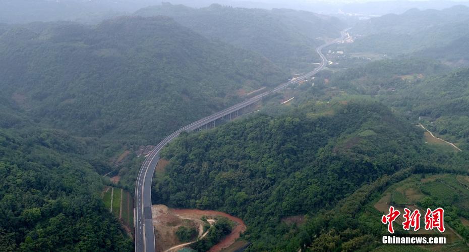 航拍穿越群山正在建设的峨眉汉源高速公路